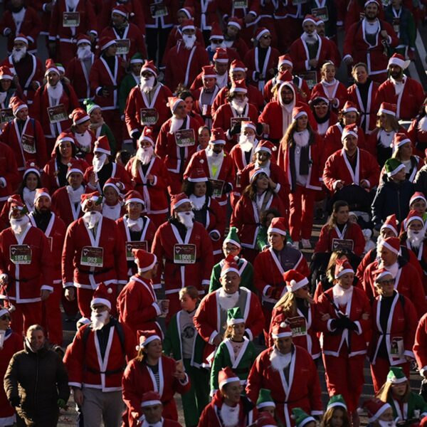 Spanish Santa Run in Madrid Sees 1000’s of Clauses Race for Charity