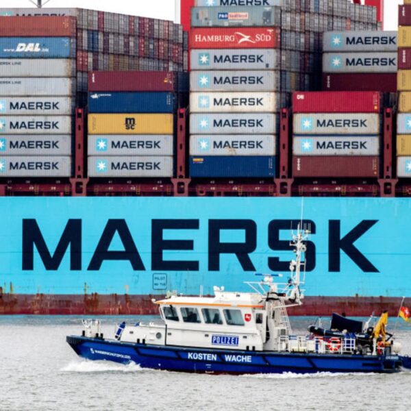 Delivery giants Hapag-Lloyd and Maersk pause Purple Sea journey
