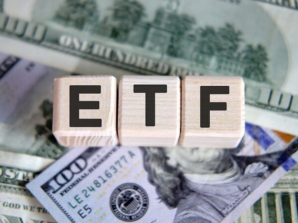 SEC in Dialogue with Grayscale and Seven Different Spot Bitcoin ETF Candidates