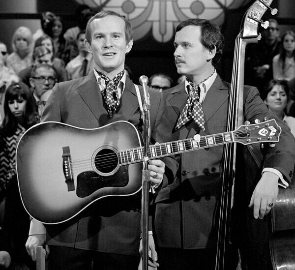 Tom Smothers, Comedian Half of the Smothers Brothers, Dies at 86