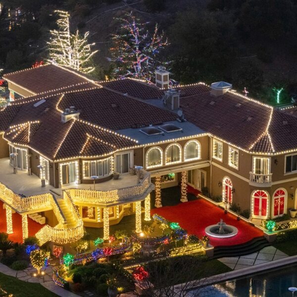 Jamie Foxx Lights Up Mansion with 1000’s of Christmas Lights