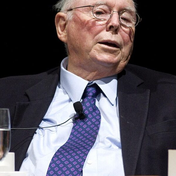 Charlie Munger warned a flowery residence could make you ‘much less blissful’