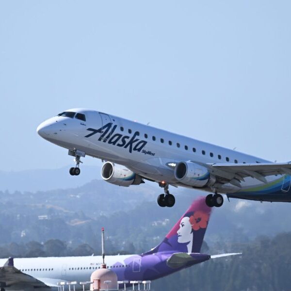 Alaska Air agrees to purchase struggling Hawaiian Airways