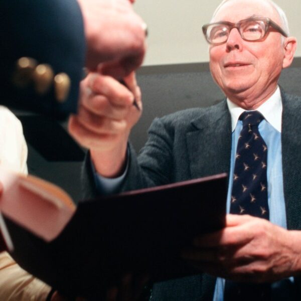 The ‘Chinese Warren Buffett’ offers a transferring eulogy for Charlie Munger, calling…