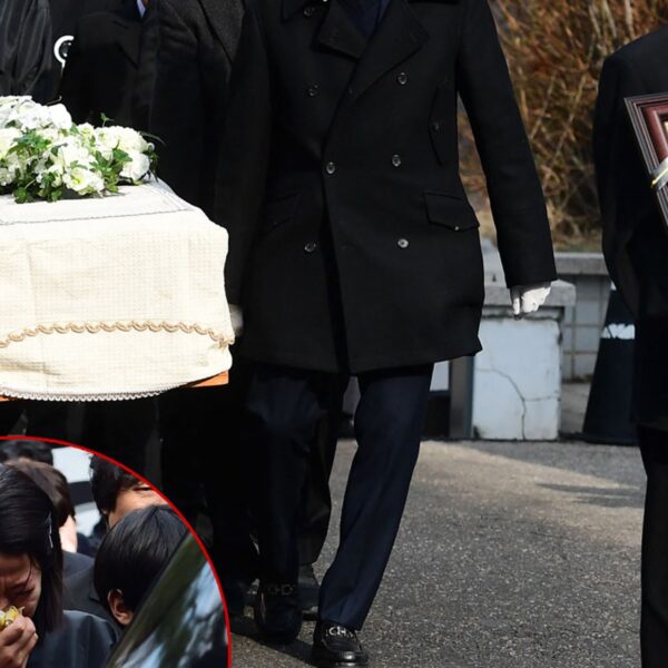 ‘Parasite’ Star Lee Solar-kyun’s Spouse in Tears at His Funeral