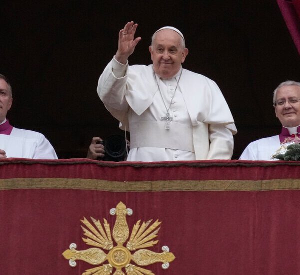 Pope, in Christmas Message, Laments Lack of Life in Israel-Hamas Conflict