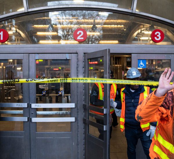 Subway Service Is Totally Restored After Derailment in Manhattan