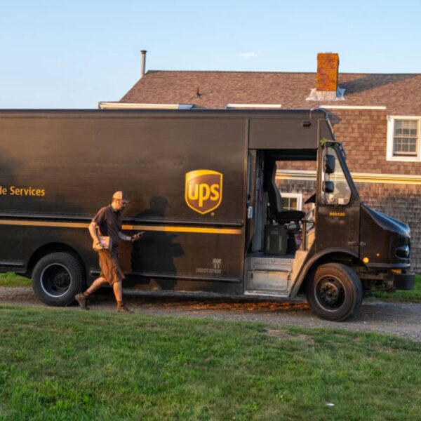 UPS reviews drop in bundle quantity; inventory tumbles
