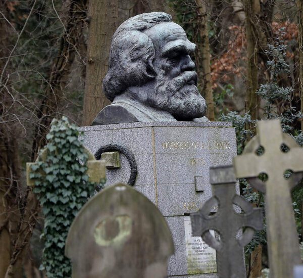 London’s Highgate Cemetery Is Almost Full. Can It Reuse Outdated Graves?