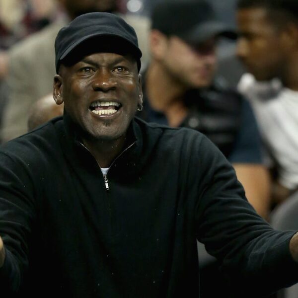 Michael Jordan is in charge for Jerry Krause’s widow being booed