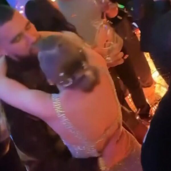 Taylor Swift and Travis Kelce Share New Yr’s Eve Kiss