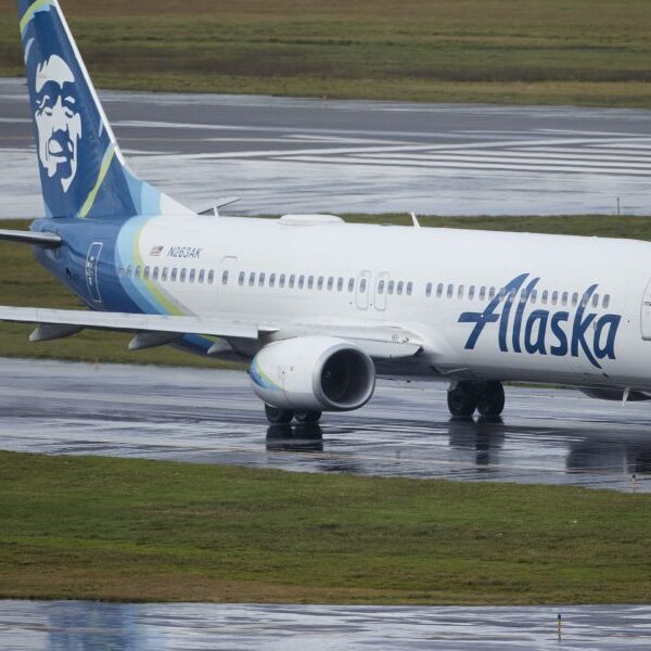 Alaska Air grounds all its Boeing 737 Max 9 jetliners