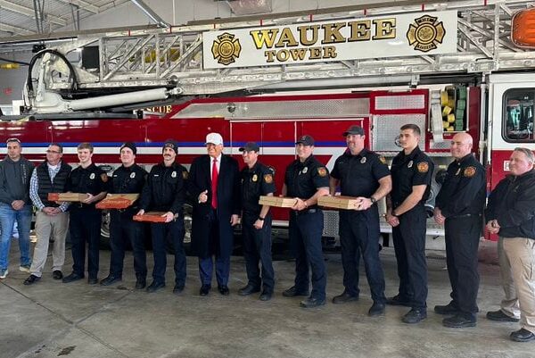 President Trump Delivers Pizza to First Responders in Iowa (VIDEO) | The…