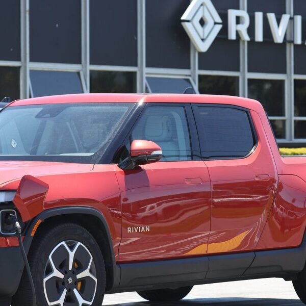 Apple veteran leaves for Tesla-chasing EV maker Rivian