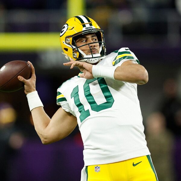 Packers hold playoff hopes alive with win over division-rival Vikings
