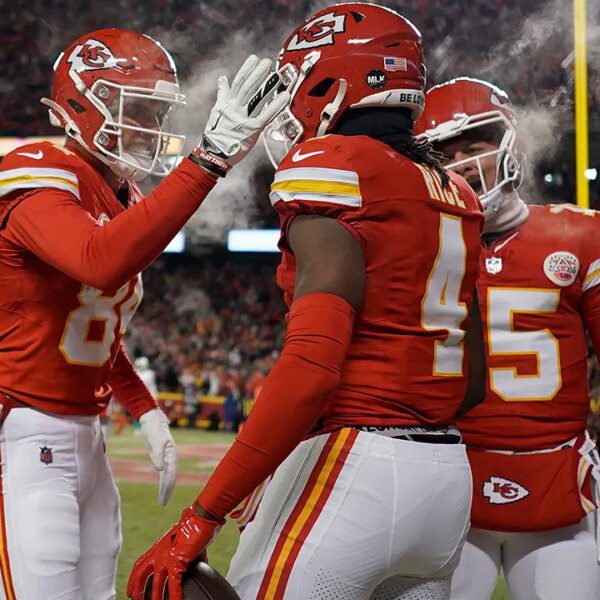 Chiefs prevail over Dolphins in frigid playoff sport
