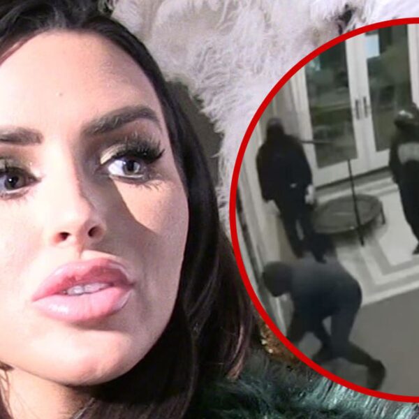 Mannequin Abigail Ratchford’s Dwelling Damaged Into By 3 Males Whereas She Was…