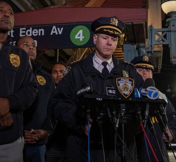 Taking pictures at Bronx Subway Station Kills 1 and Injures 5, Police…