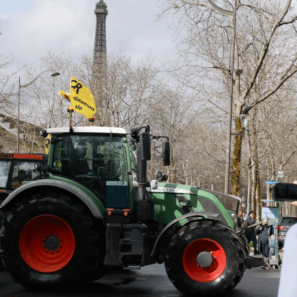 Indignant French farmers with tractors are again on the streets of Paris…