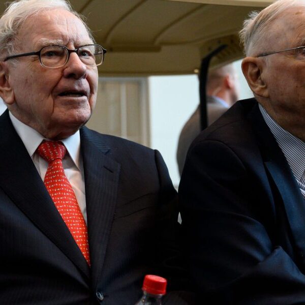 Warren Buffett praises Charlie Munger in annual letter