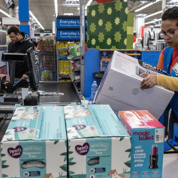 Walmart gross sales are up, nevertheless it’s flashing a warning signal about…