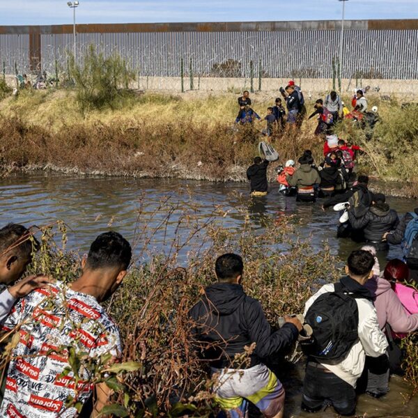 Conservatives outraged after Axios reposts article claiming southern border is ‘extra fortified’…
