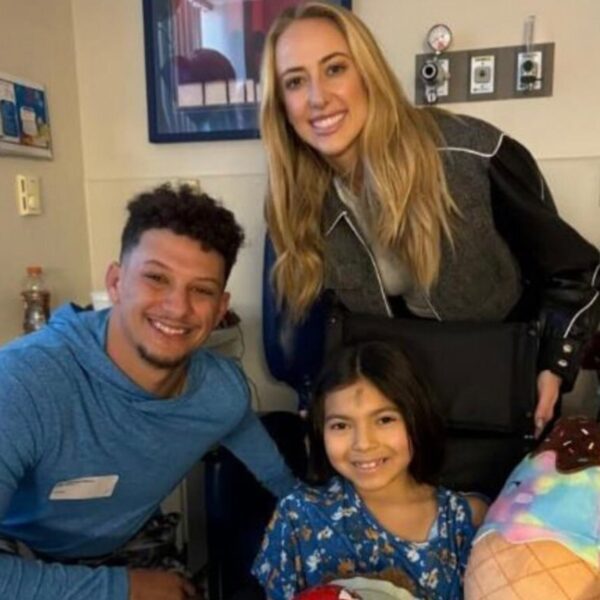 Patrick & Brittany Mahomes Go to Youngsters’s Hospital After Capturing, Sit W/…
