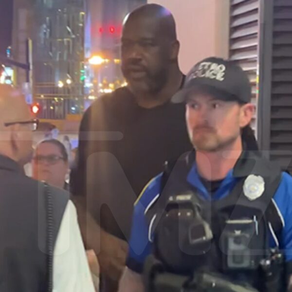 Shaquille O’Neal Surrounded by Nashville Cops Throughout DJ Gig