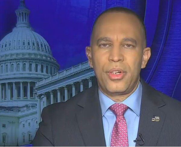Hakeem Jeffries Hints That Democrats May Save Mike Johnson If He Stand…