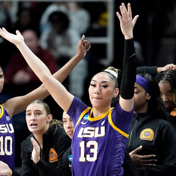 Defending champion LSU pulls away from UCLA in fourth quarter to succeed…