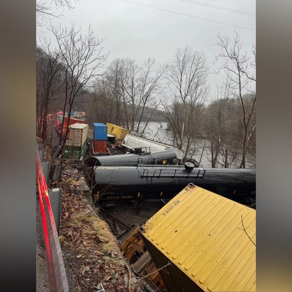 Practice derails in Pennsylvania, sends a number of automobiles into Lehigh River