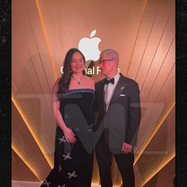Lily Gladstone’s Oscars Glam Workforce Makes Apple CEO Tim Cook dinner Await…