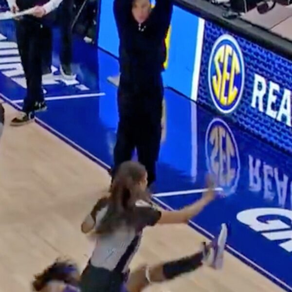 LSU’s Flau’Jae Johnson Shoved To Floor In Wild Battle At SEC Championship…