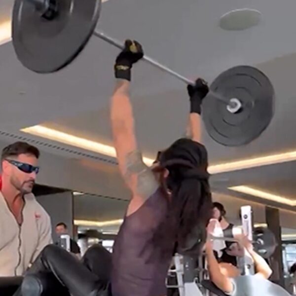 Lenny Kravitz Makes Style Assertion Whereas Working Out In Health club