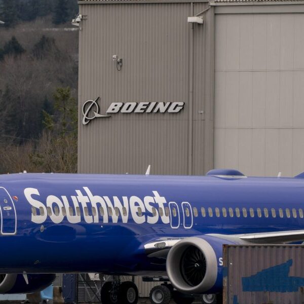 Boeing 737 engine cowl on a Southwest Airways aircraft rips off
