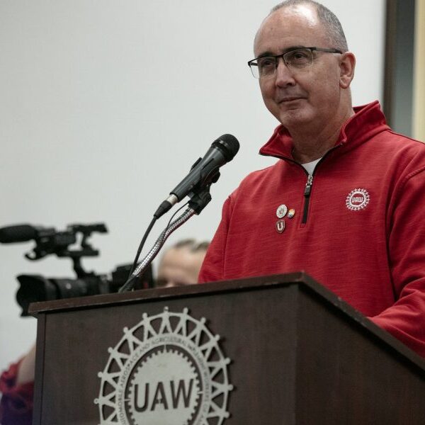 UAW and Daimler Truck attain deal to hike pay by greater than…