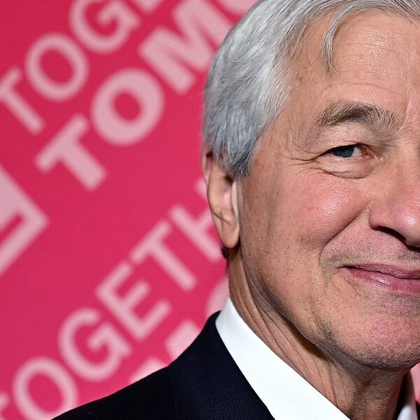 Jamie Dimon cashes out extra JPMorgan inventory, bringing his complete share gross…