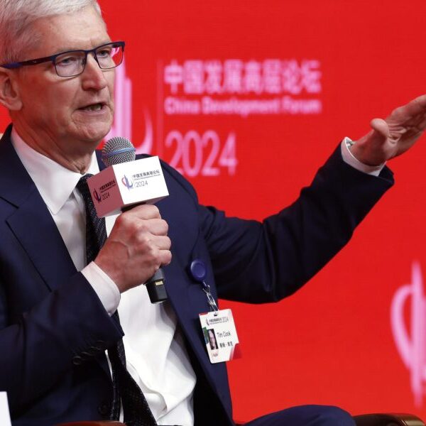 Apple CEO Tim Prepare dinner investing in Vietnam, report says