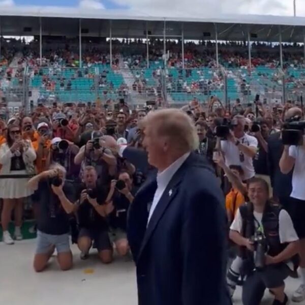“USA! USA! USA!” – President Trump Arrives Outside McLaren Garage at Formula…