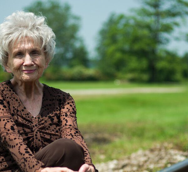 Alice Munro, Nobel Laureate and Master of the Short Story, Dies at…