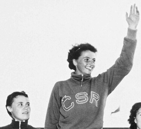 Olga Fikotova Connolly, Olympian in a Cold War Romance, Dies at 91