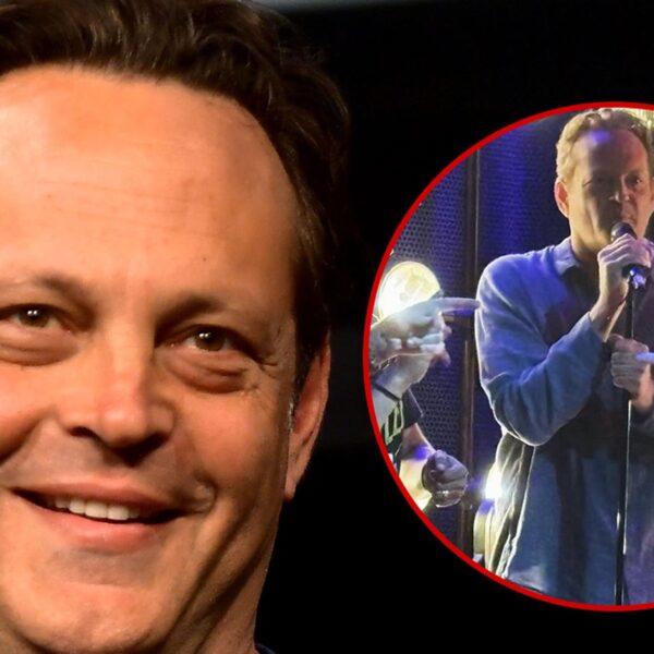 Vince Vaughn Takes Stage at Las Vegas Bar, Jams to Country Songs