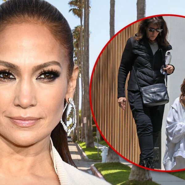 Jennifer Lopez Goes House Hunting in L.A. with Friend, No Ben in…
