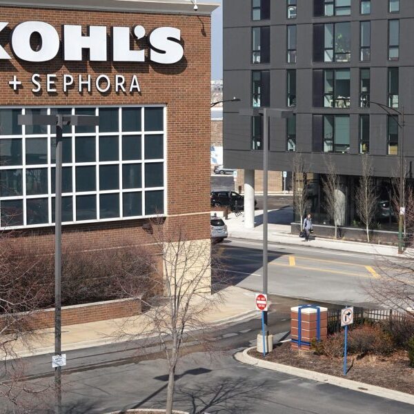 Kohl’s gross sales and inventory plunge as prospects select TJMaxx as an…