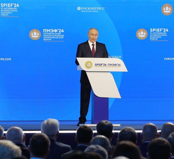 Putin, at Economic Forum, Again Talks About Nuclear War