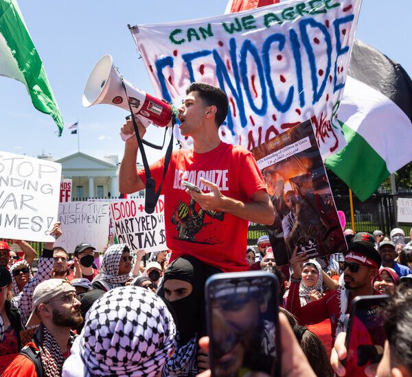Protest Against Gaza War Draws Thousands to the White House