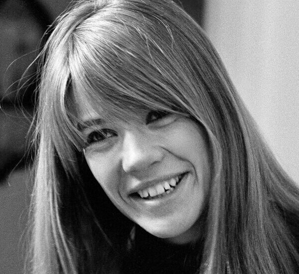Françoise Hardy, Moody French Pop Star, Dies at 80