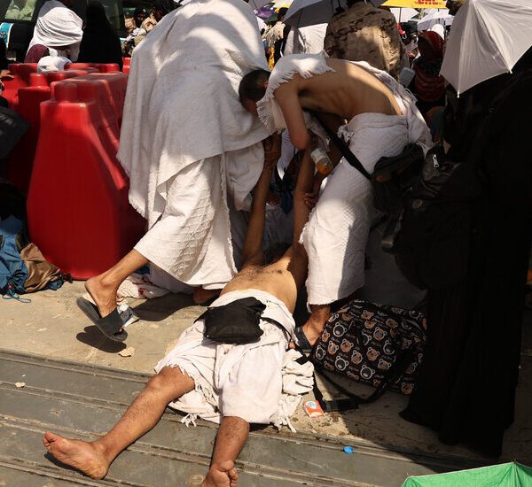 Dozens Die as Intense Heat Grips Mecca During Hajj Pilgrimage
