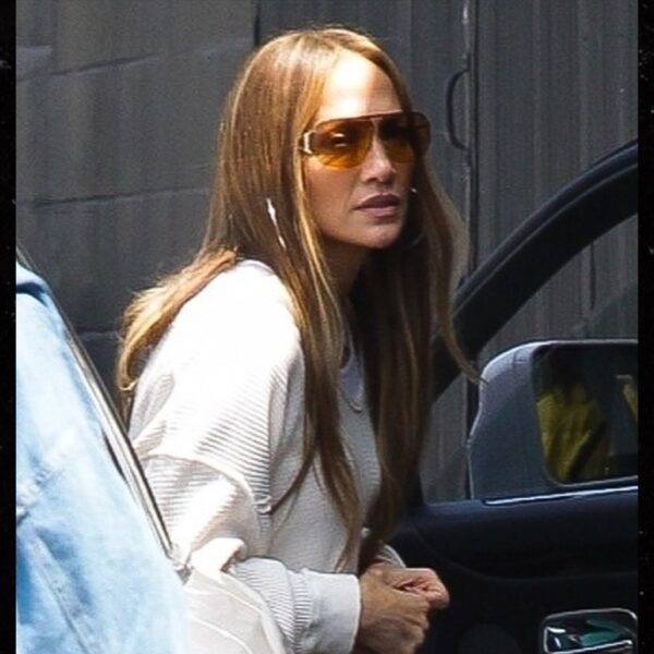Jennifer Lopez Appears Downtrodden as She Heads Into L.A. Studio