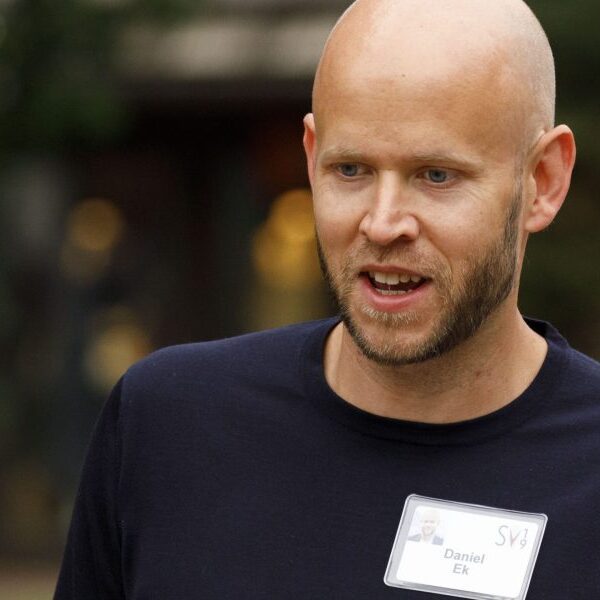 Spotify’s CEO received roasted by artists after he stated the price of…